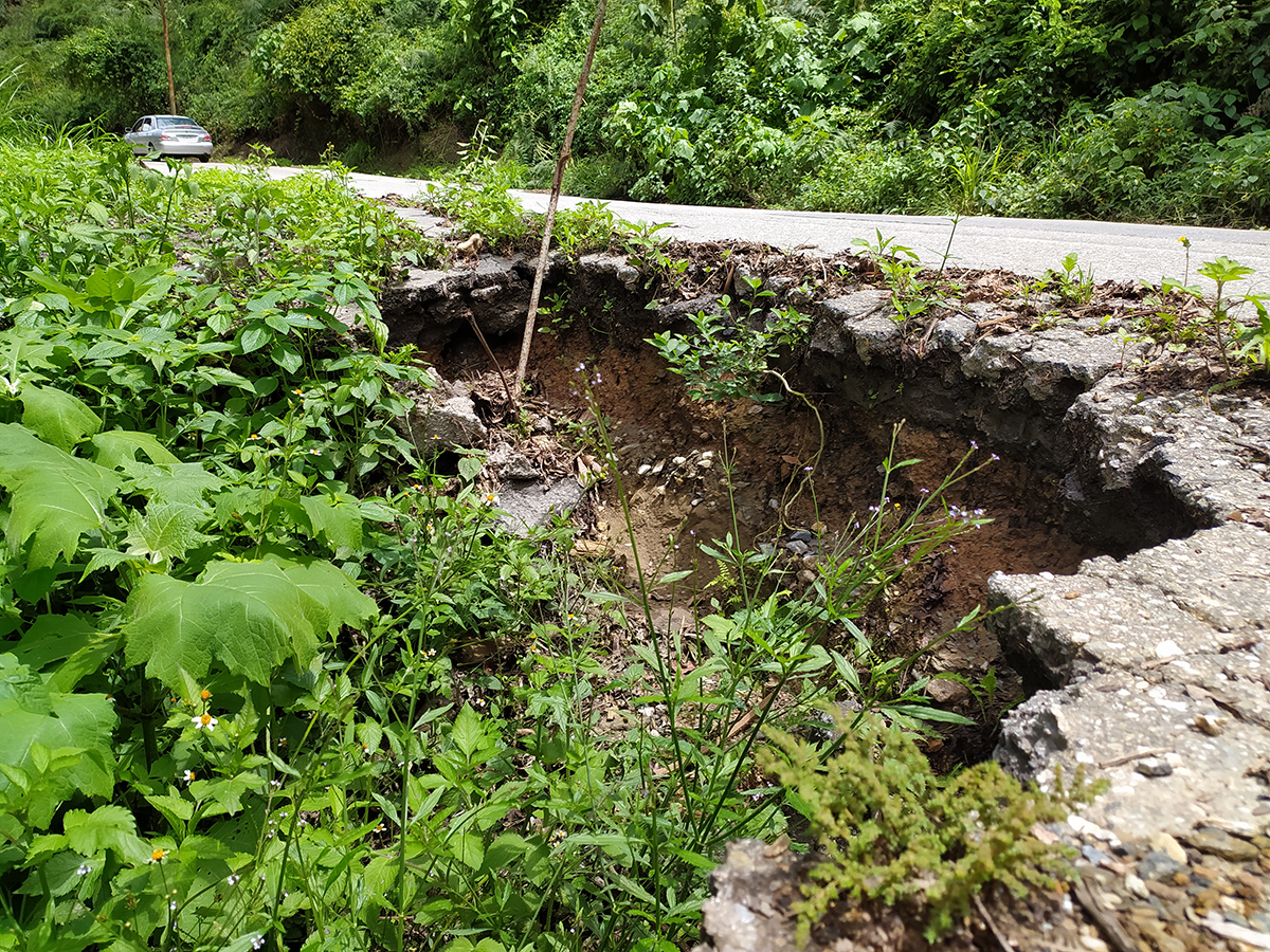 Múltiples derrumbes afectan la vía a El Jarillo