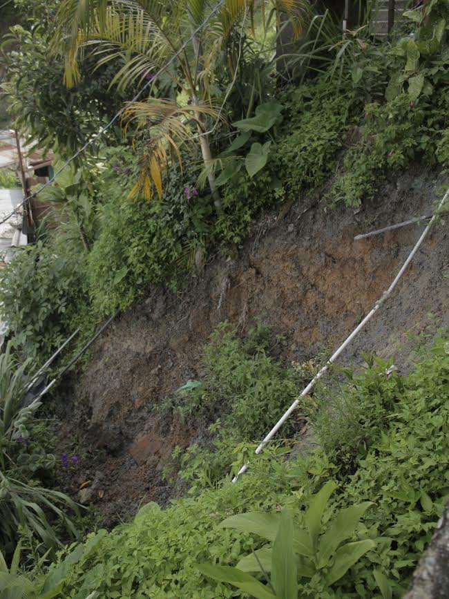 Derrumbe pone en aprietos a varias familias de Los Vecinos