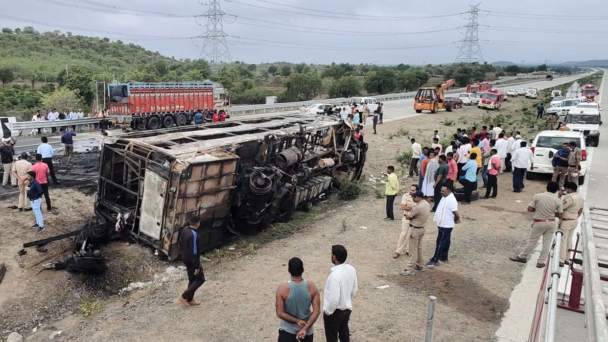 Al menos 26 personas murieron tras incendio de autobús en India
