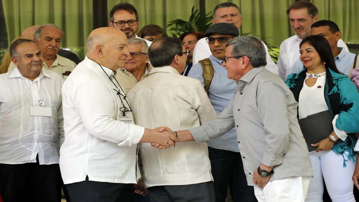 El Gobierno colombiano y el ELN firman los protocolos de cese al fuego y participación
