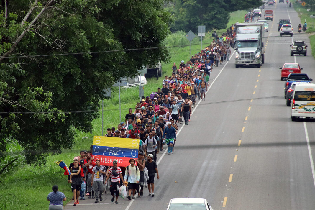 Sale caravana con migrantes venezolanos desde el sur de México hacia EEUU