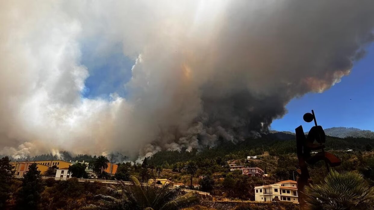 Desalojan a más de 500 personas por incendio forestal en islas Canarias