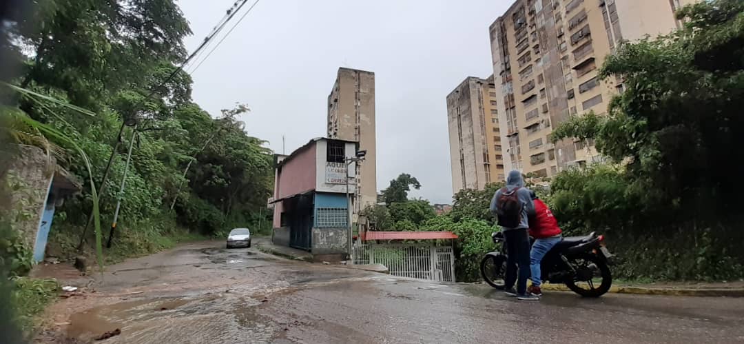 Mala canalización de aguas de lluvia afecta a Residencias Lagunetica