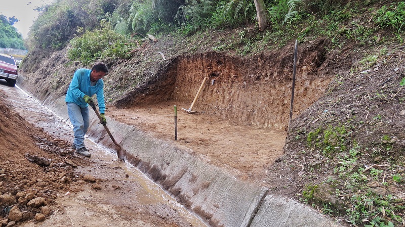 Morales inicia construcción de parada en el Km. 18