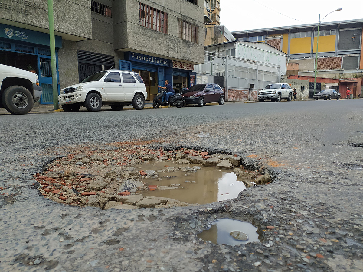 Tanquilla de la avenida Bolívar ha provocado accidentes