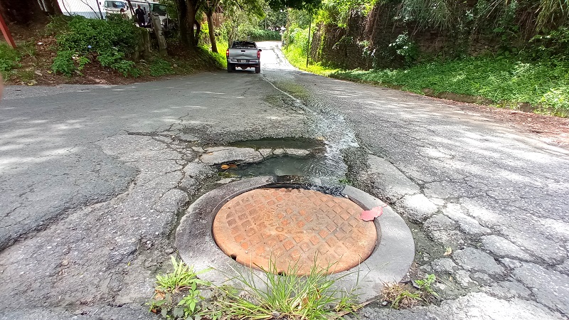 Aguas putrefactas andan a sus anchas en la calle El Váquiro