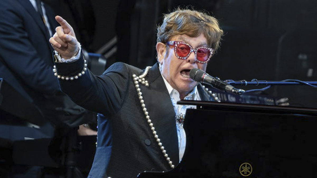Elton John es testigo en el juicio contra Spacey