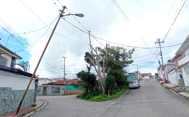 Poste inclinado genera preocupación en calle La Capilla