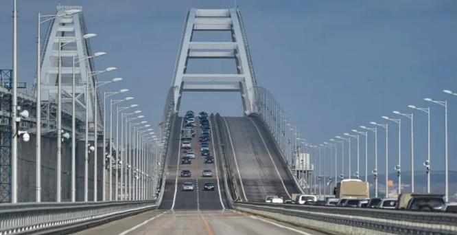 Rusia suspende provisionalmente el tráfico en el puente de Crimea