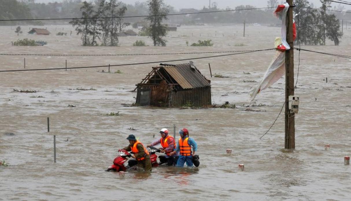 Llegada de tifón Doksuri a Taiwán deja millas de hogares sin luz y riesgo de deslizamiento