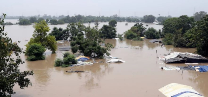 Fuertes lluvias dejan 100 muertos y miles de atrapados en el norte de la India