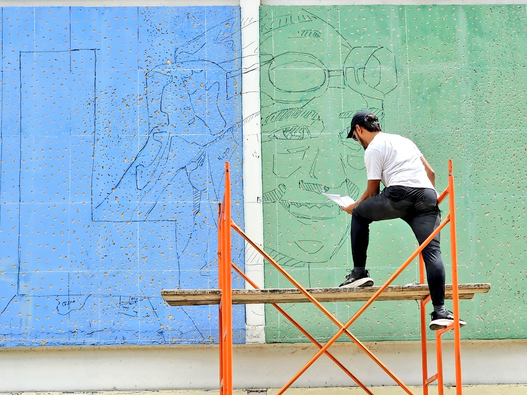 Oscar Olivares comenzó a hacer el mural ecológico en San Antonio