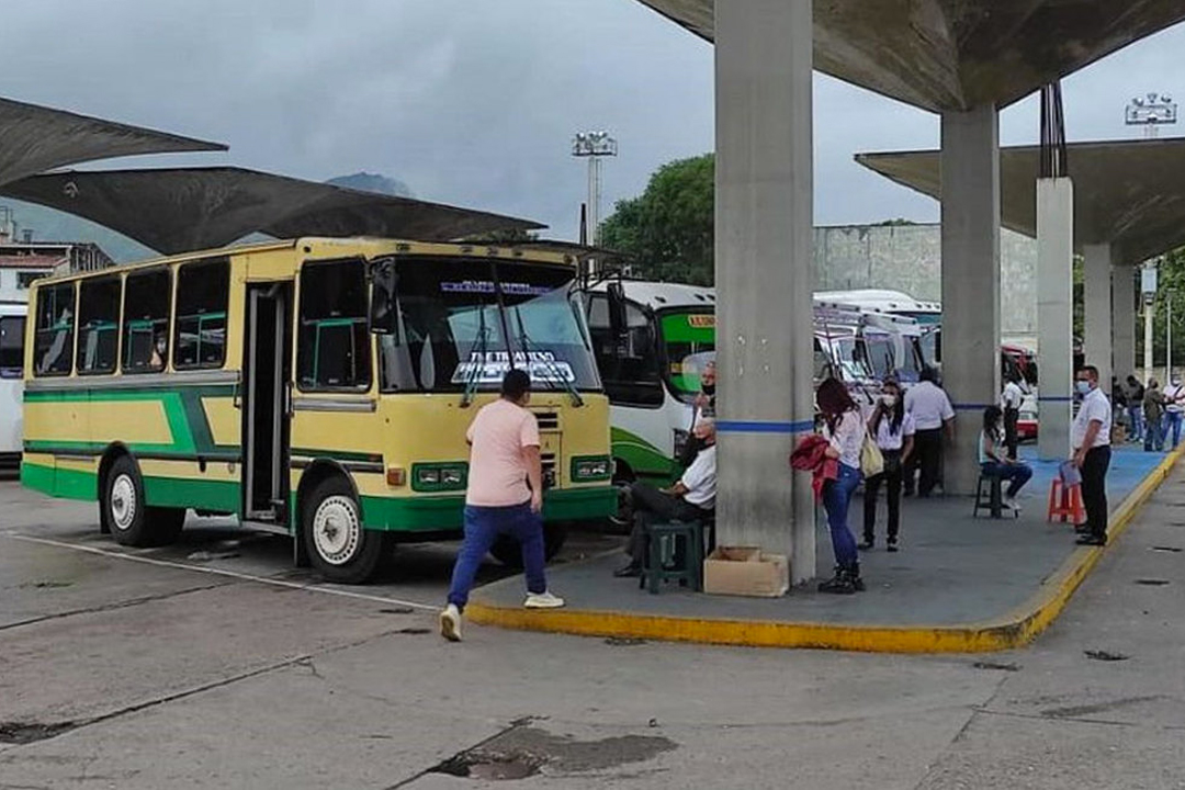 Llevaba bolso lleno de explosivos y lanzó una granada contra los policías