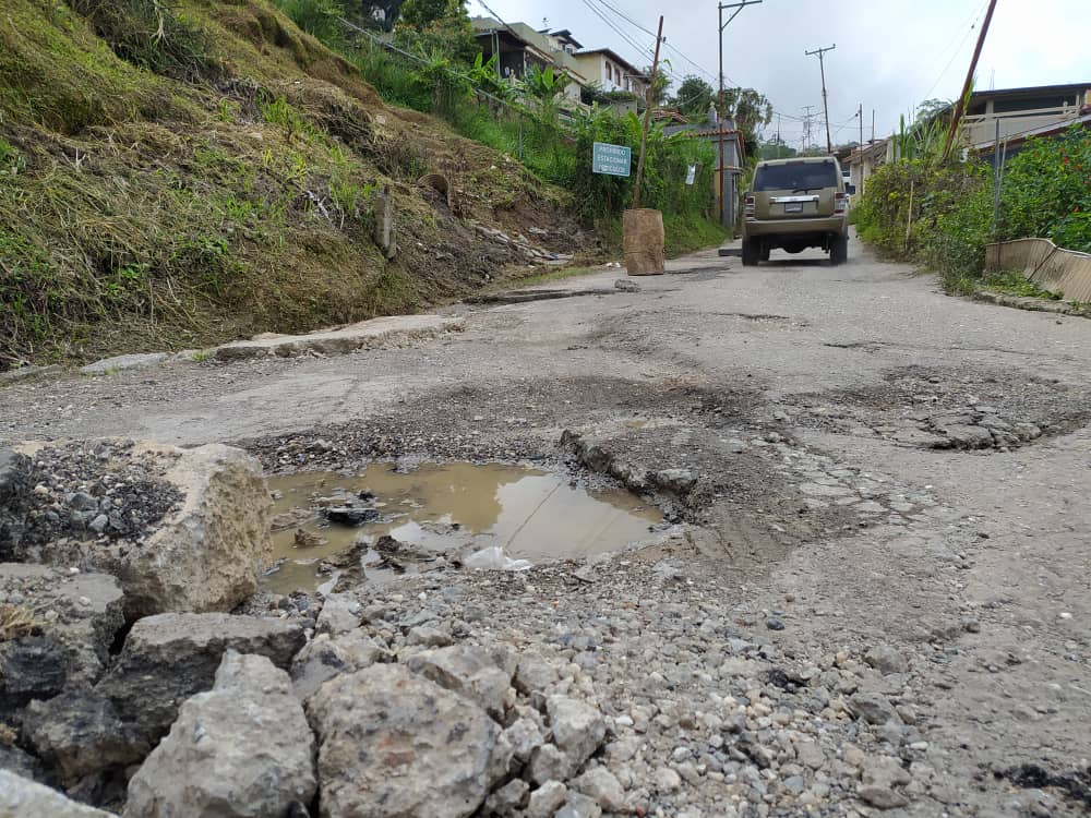 Huecos abundan en la calle Sucre de Carrizal