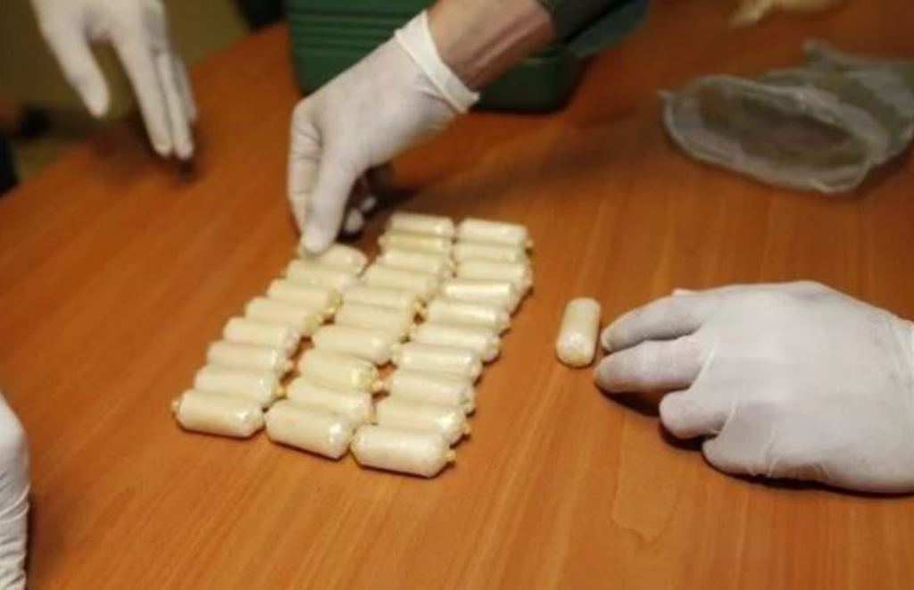 Una mujer que llevaba 59 de dediles de cocaína en su estómago