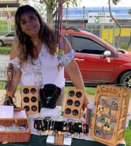 emprendedores-exponen-en-el-mercado