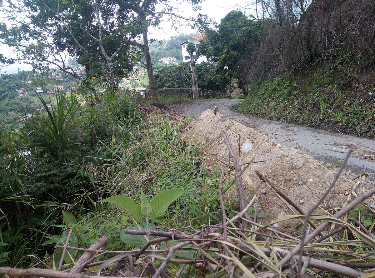 Falla de borde se tragó media carretera en Guaicamacuto