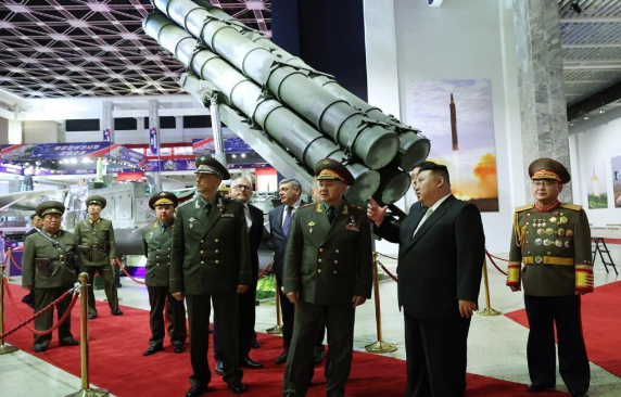 Líder norcoreano muestra misiles y drones al ministro de Defensa ruso