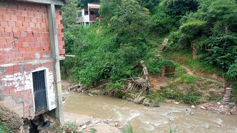 Colapsa puentecito en El Chorrito