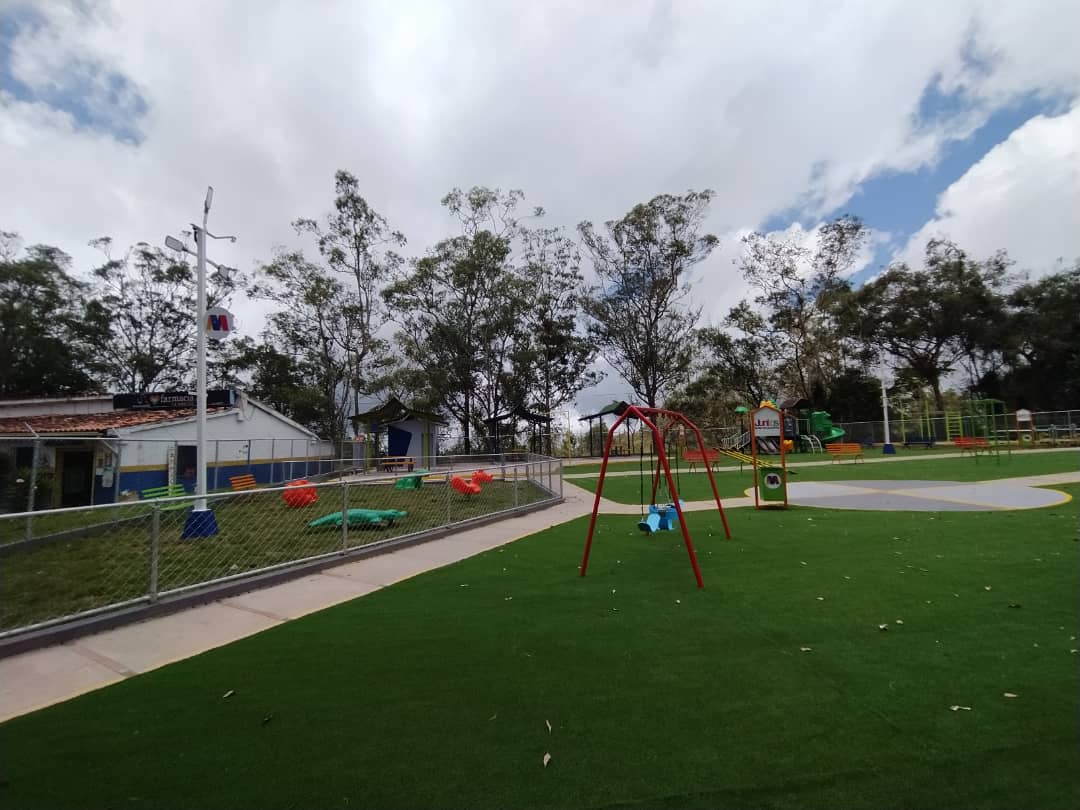 Recuperan parque infantil de La Rosaleda