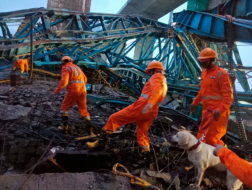 Colapso de una grúa deja 16 muertos en La India