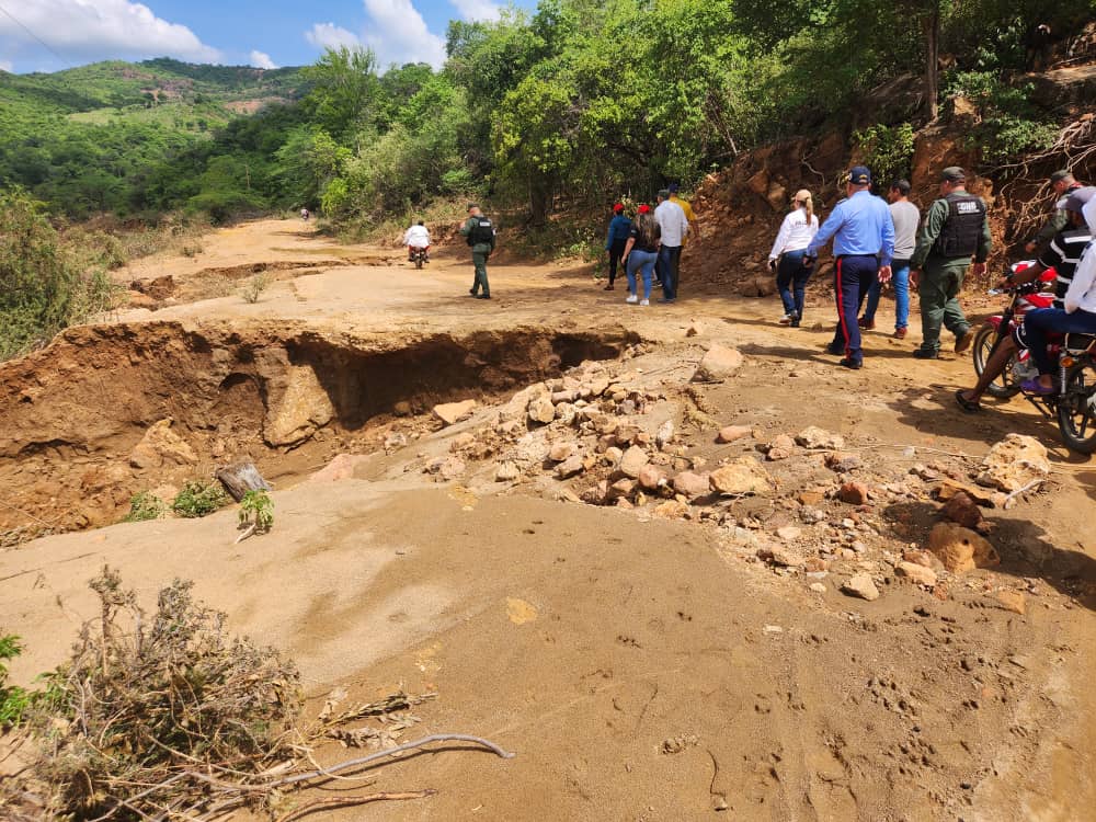 Varios sectores incomunicados por crecida del río Saladillo en Falcón