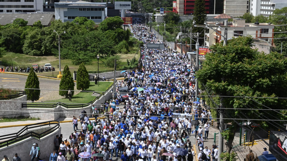 Hondureños marchan contra el Gobierno de Xiomara Castro
