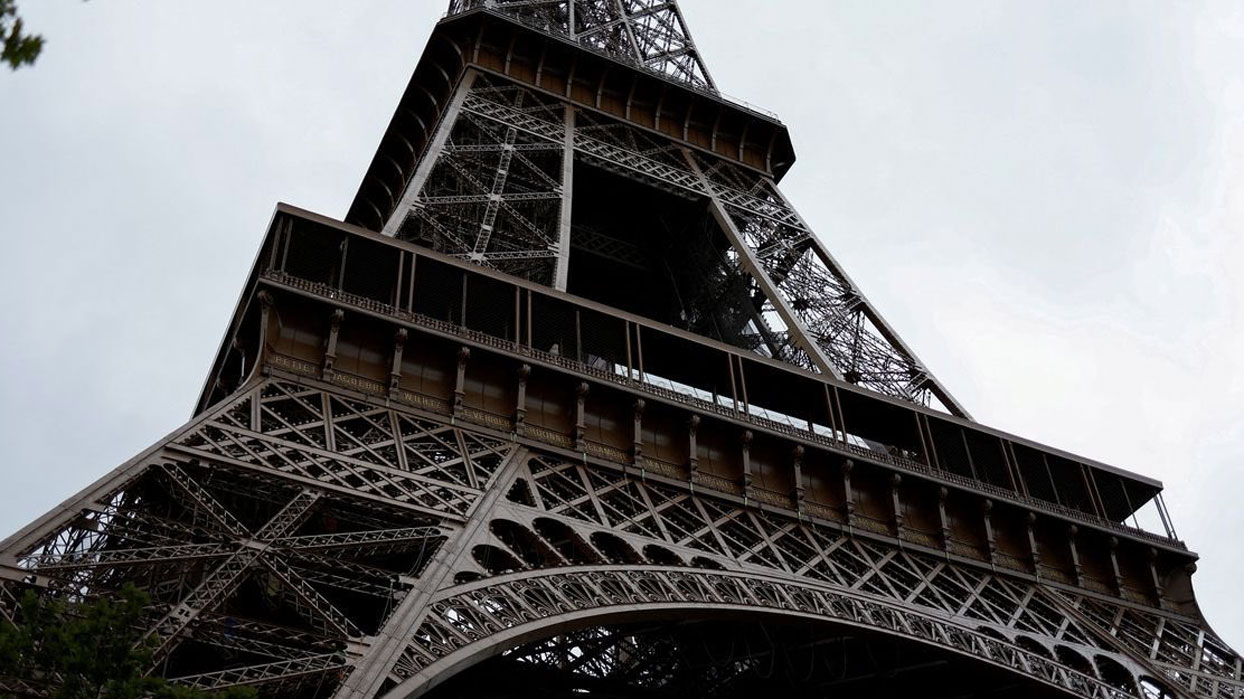 Evacúan la Torre Eiffel por una amenaza de bomba