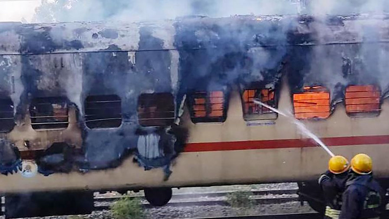 Nueve muertos en el incendio de un tren en India