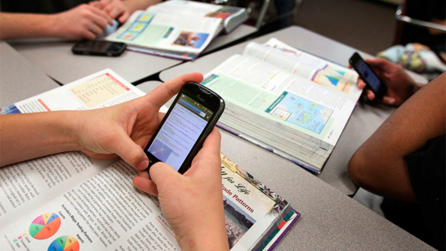 La UNESCO pide a las escuelas de todo el mundo que prohíban los smartphones en las aulas