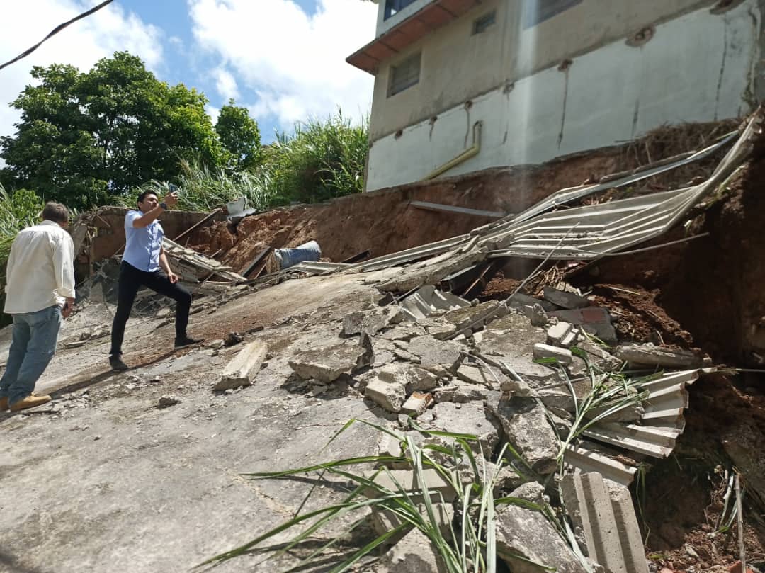 Un muro se desplomó en El Manantial