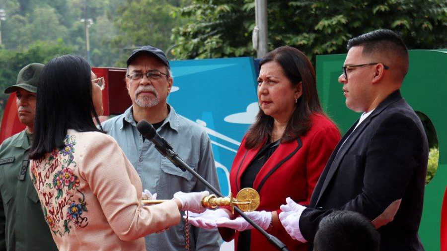 Autoridades de Caracas reciben espada del Libertador Simón Bolívar