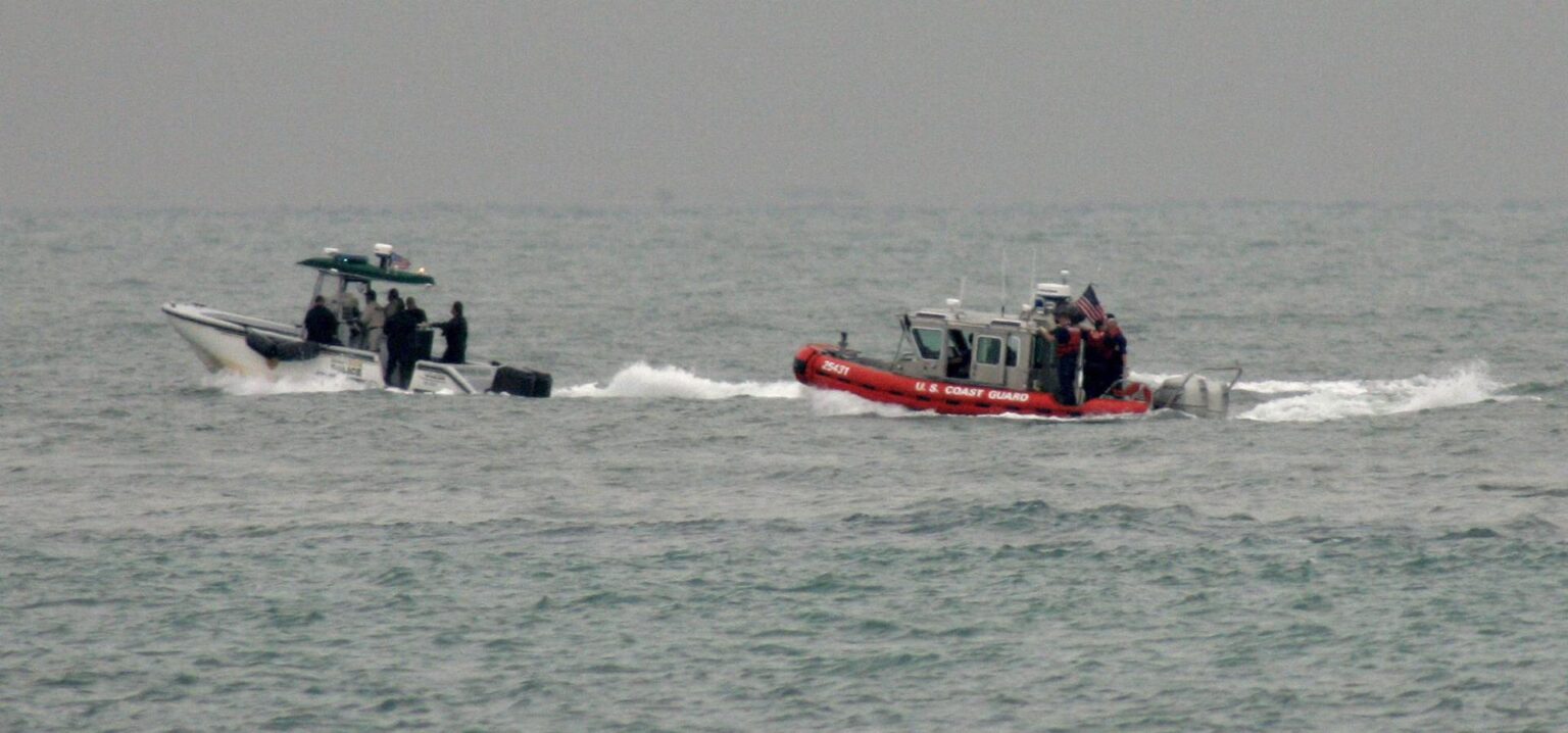 Rescatan a piloto de avioneta que cayó en el Golfo de México