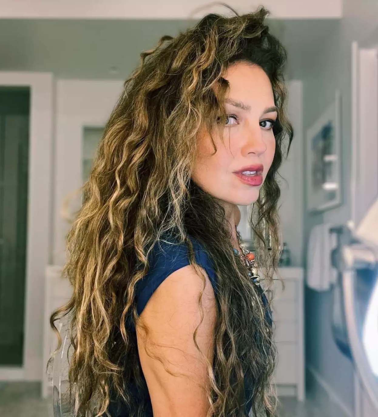 Thalía presume su cabello al natural
