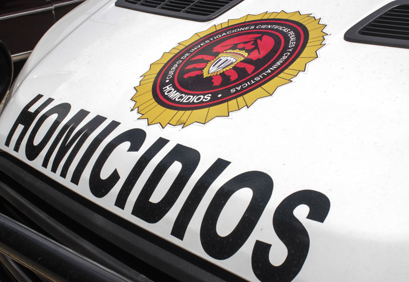 Matan a golpes a exfuncionario y quemaron a su esposa