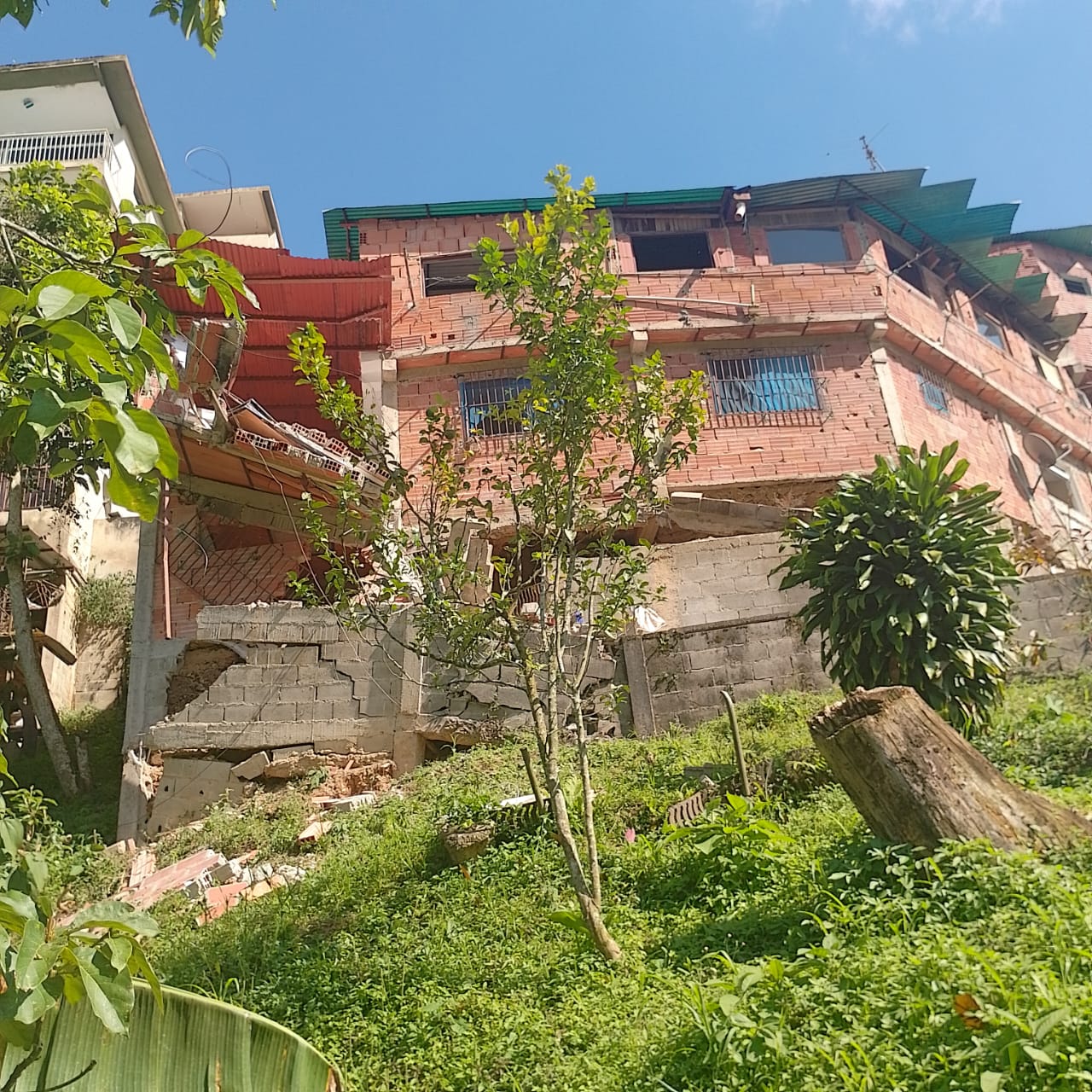 Dos casas al borde del colapso en La Carbonera