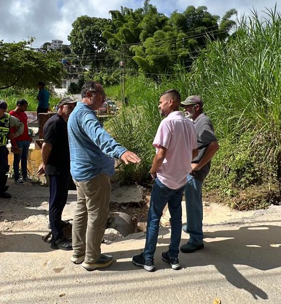 Fraija anuncia colocación de 120 toneladas de asfalto en San Camilo