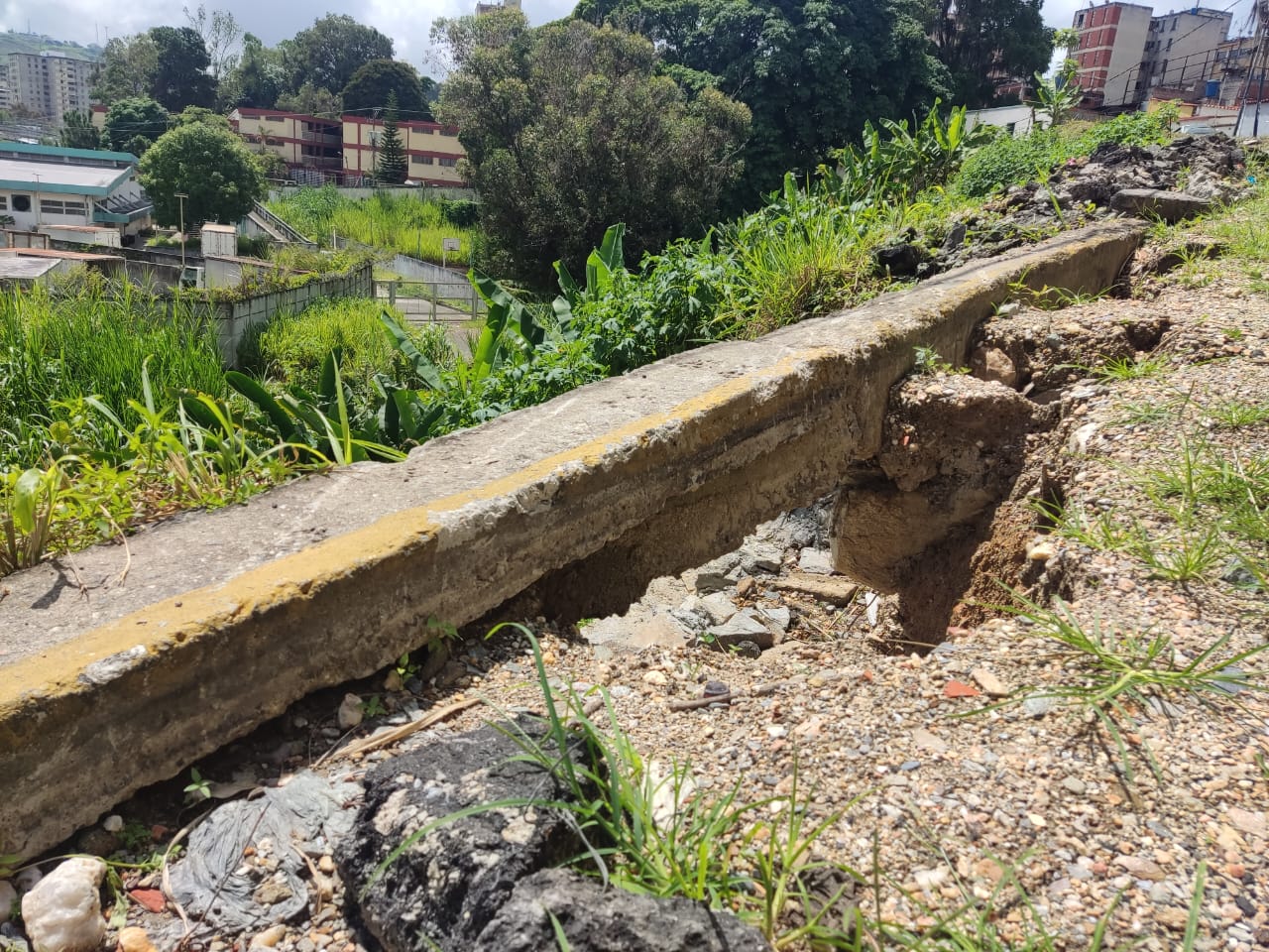 Mal clima retrasa reparación de calle Ricaurte