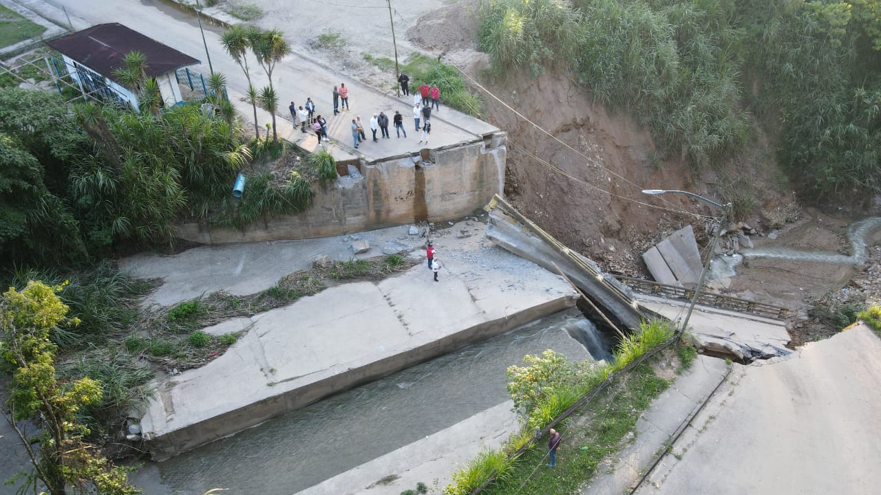 Puente caído en El Golf complica circulación a 500 familias