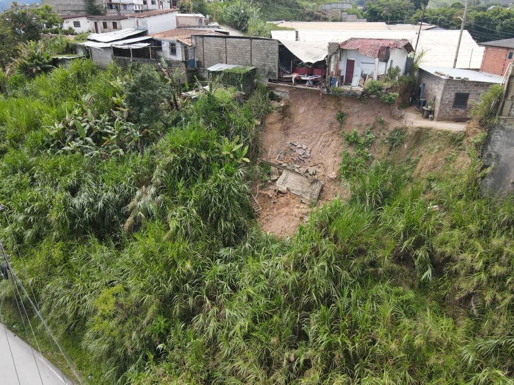 Desbordamientos de quebradas y derrumbes en Carrizal tras aguacero