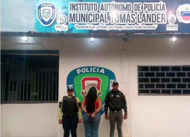 Mujer apuñala a su expareja en la entrada de una escuela