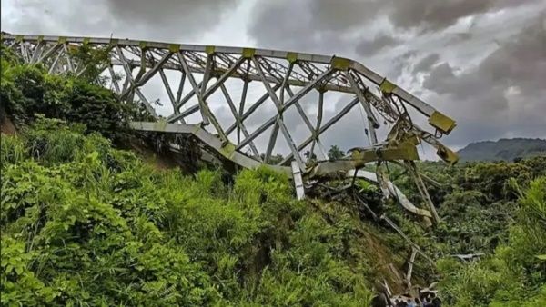 Desplome de puente ferroviario deja 17 muertos en la India