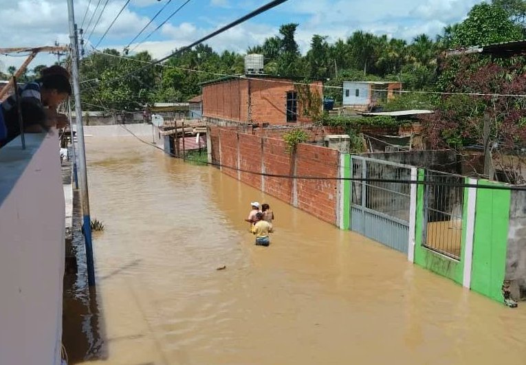 Miles de afectados en Bolívar por desbordamiento del río Uairén