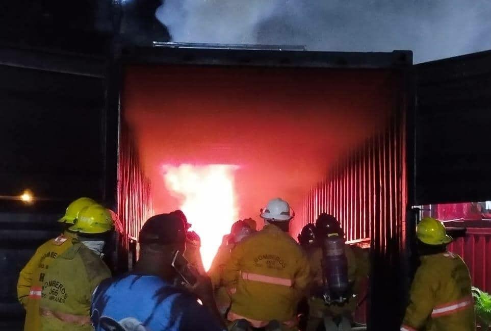 21 bomberos participaron en práctica en simuladores de fuego