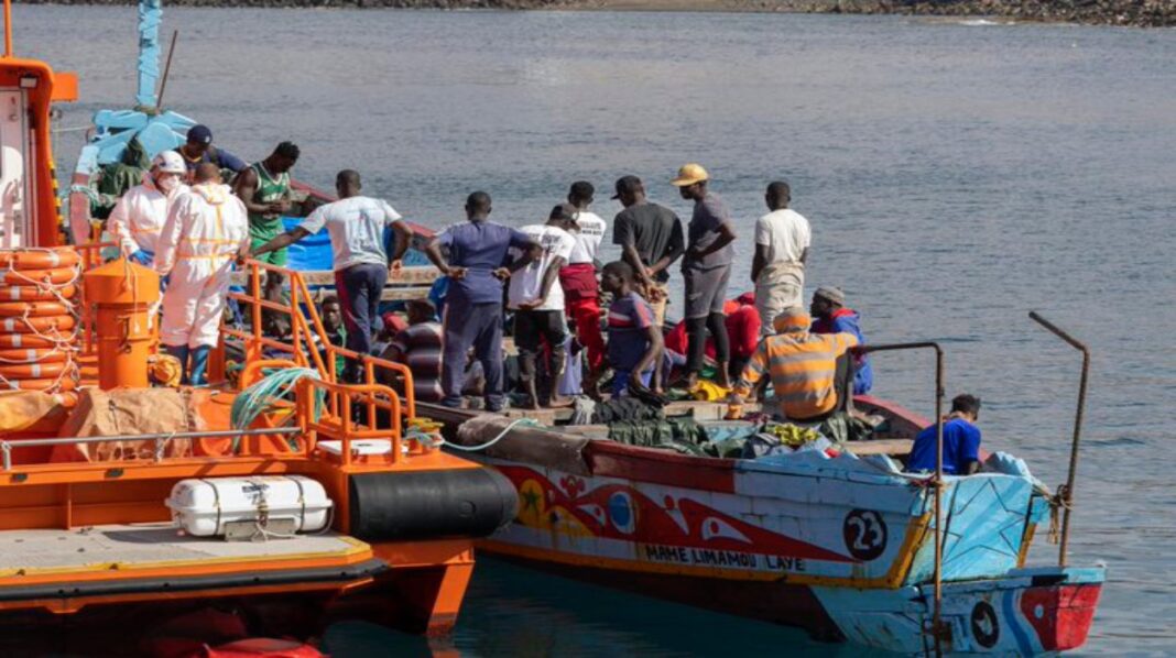 Rescatan a 363 migrantes en tres barcos precarios en aguas próximas a Canarias