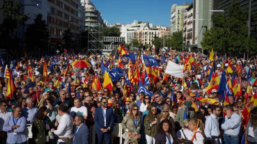 Madrid: Manifestantes contra la amnistía a independentistas catalanes llenan la Plaza de Felipe II