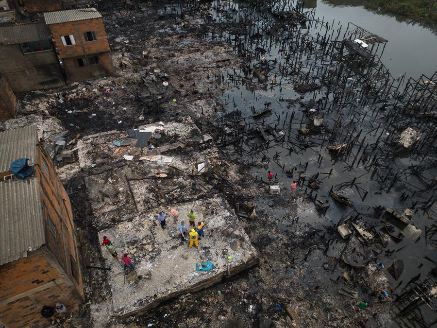 Incendio destruyó 100 viviendas en el litoral de Sao Paulo