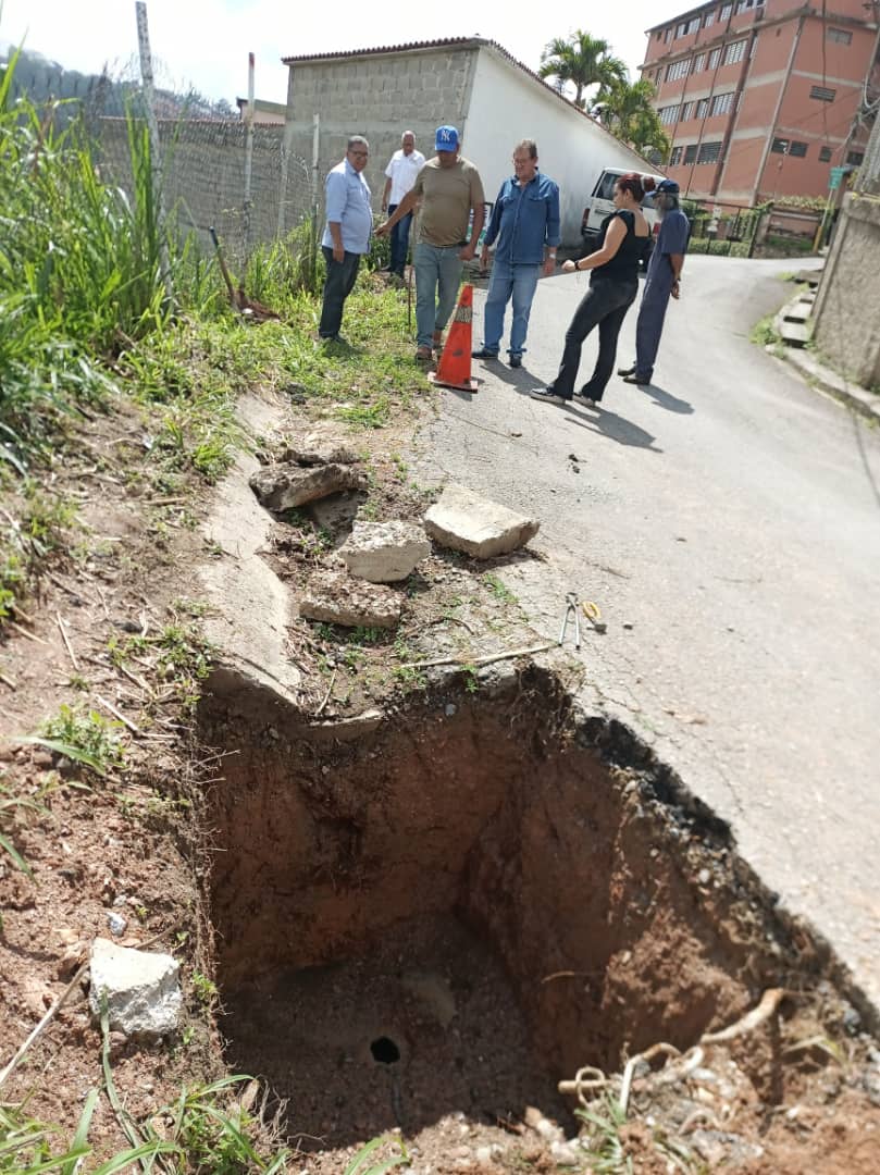 Supervisan canalización de aguas pluviales en La Carbonera