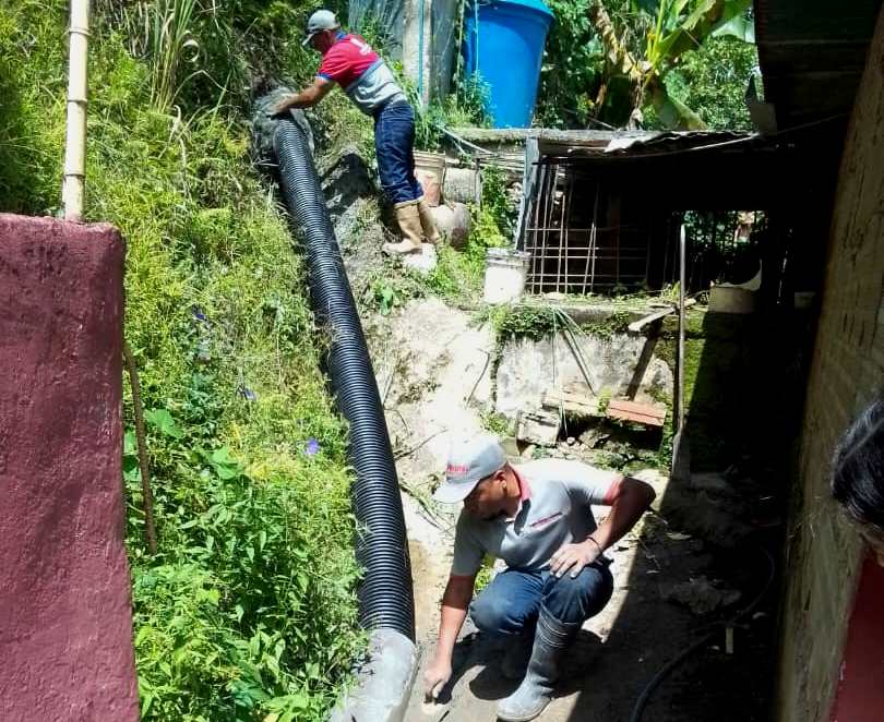 Cambian 5 metros del colector de aguas servidas en Alberto Ravell