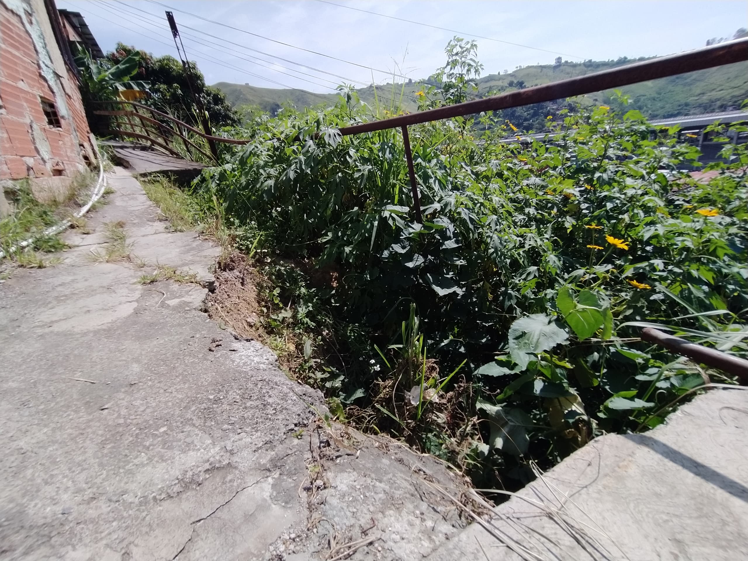 Caminerías en Los Teques caen a pedazos